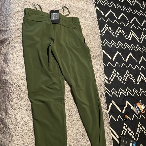 Fabletics olive green jogger pants size small (32x30) - Picture 2 of 3